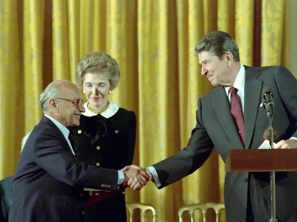 Ronald Reagan y Milton Friedman
