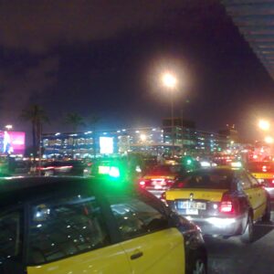 Fila de taxis en una avenida como imagen editorial sobre monopolio, licencias y barreras de entrada