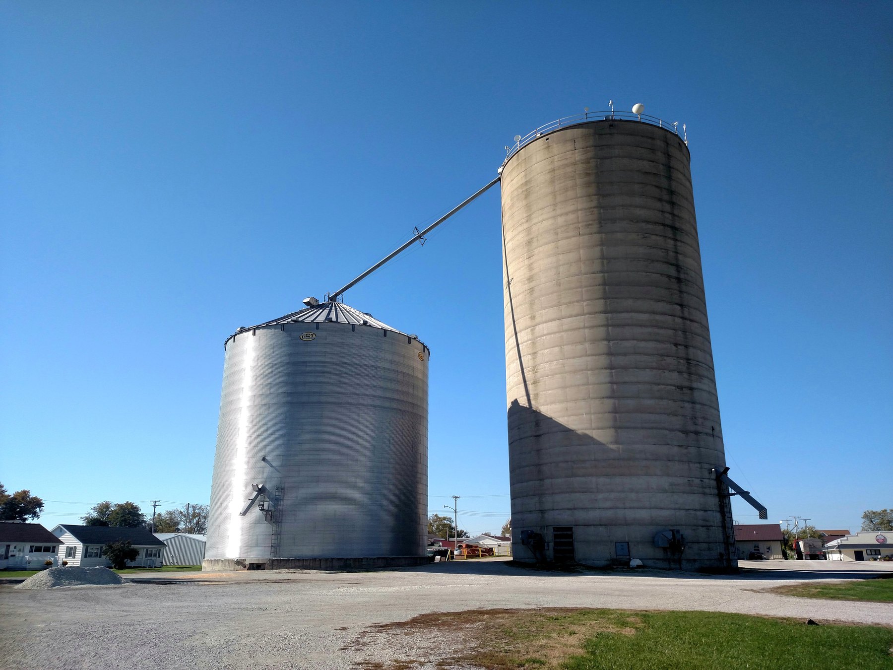 Silos de grano usados como almacenamiento para gestionar oferta entre periodos