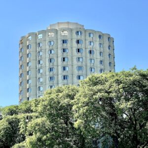 Bloques de viviendas residenciales como imagen destacada para un artículo sobre subvenciones y precios de la vivienda
