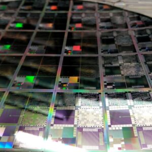 Oblea de semiconductores fotografiada en primer plano para ilustrar el boom de chips e inteligencia artificial