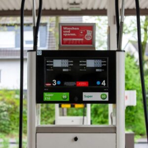 Surtidor de combustible como ejemplo de precios energéticos y rebajas fiscales