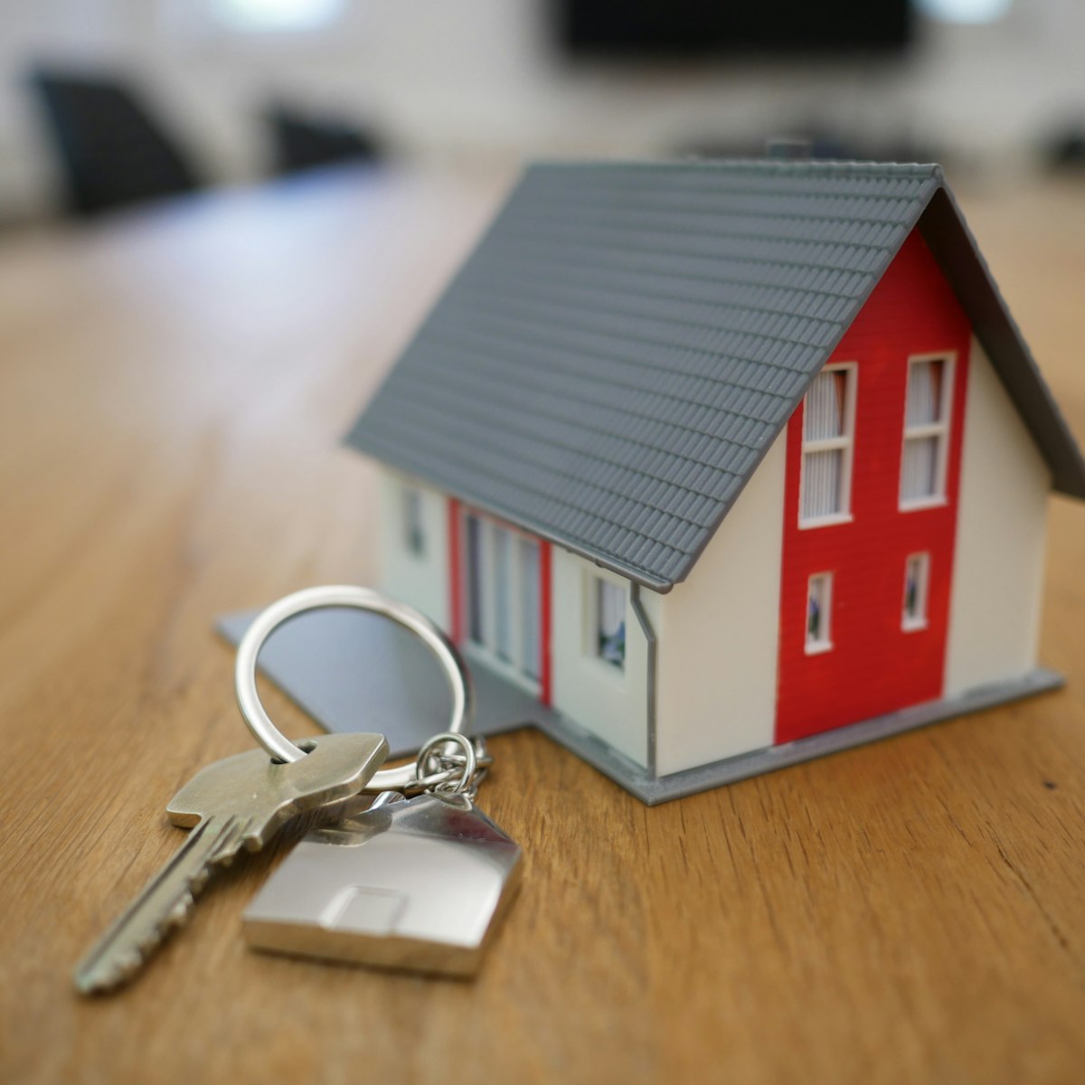 Llaves de una vivienda sobre una mesa junto a documentos financieros, como simbolo de credito hipotecario y precios de la vivienda