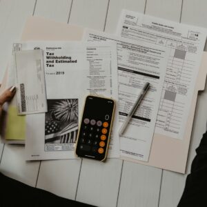 Documentos económicos y calculadora sobre una mesa de trabajo
