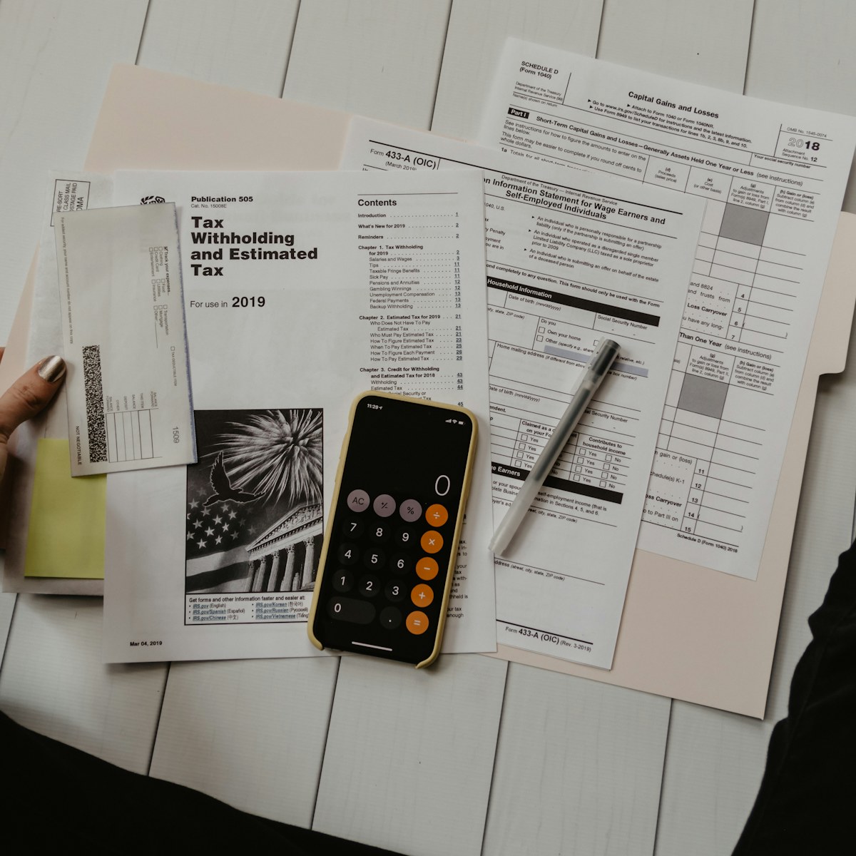Documentos económicos y calculadora sobre una mesa de trabajo