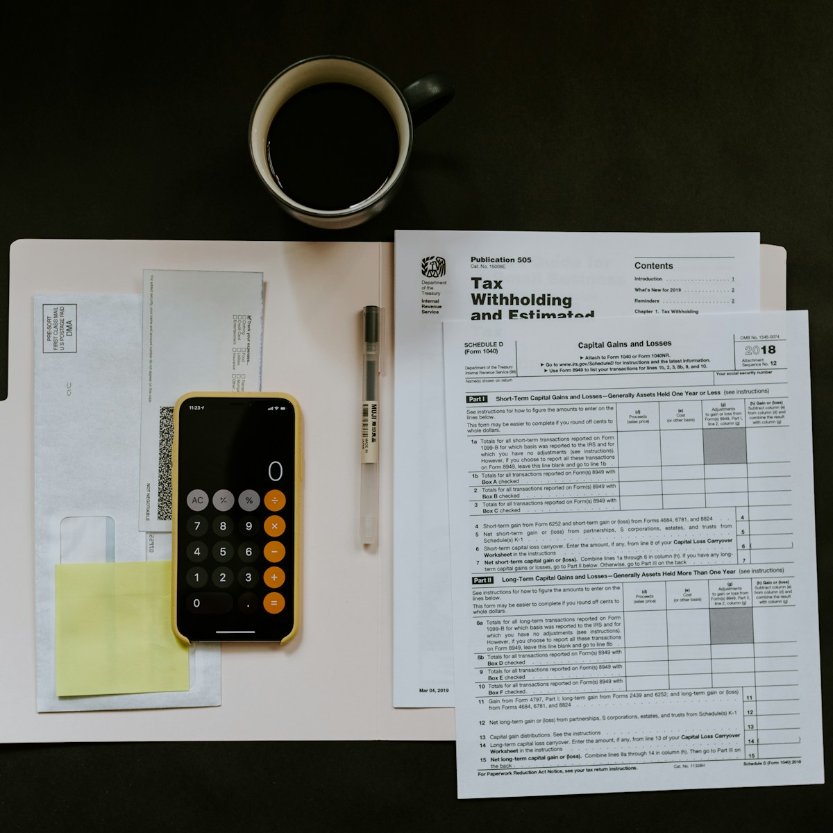 Mesa de trabajo con nominas, calculadora y documentos de empresa