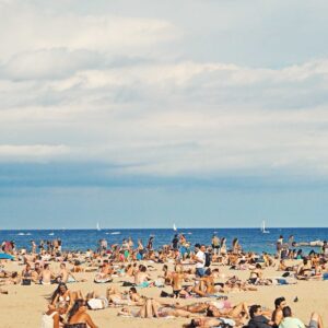 Playa urbana concurrida en Barcelona para representar el debate sobre turismo en España