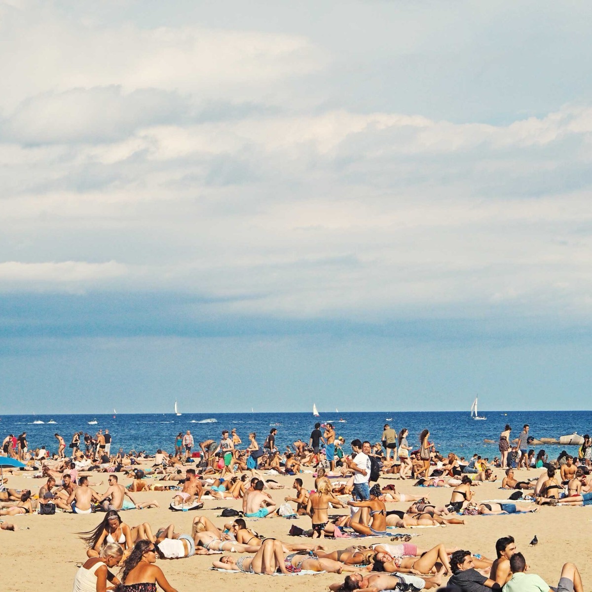 Playa urbana concurrida en Barcelona para representar el debate sobre turismo en España