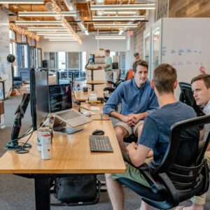 Equipo directivo reunido alrededor de una mesa en una oficina