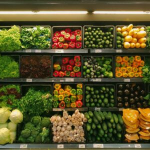 Pasillo de supermercado con productos almacenados, ejemplo de inventarios que conectan precios presentes y futuros