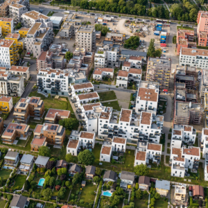 Vista aérea de edificios residenciales y patios de Wildgarten en Viena, adaptada a formato cuadrado