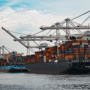 Contenedores y grúas de carga en un puerto comercial